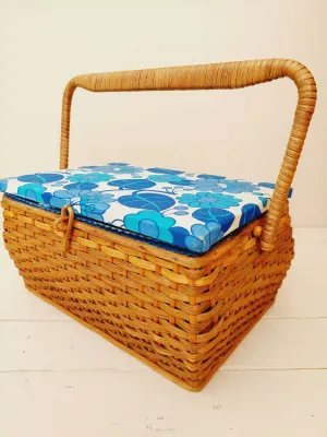 Naaikoffer in middenbruin riet met blauw-wit gebloemd deksel