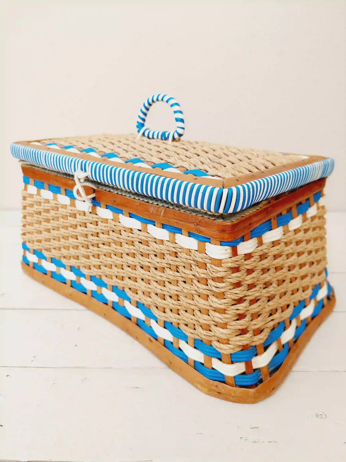 Vintage naaimand in hout en riet, blauw-wit, zware kwaliteit