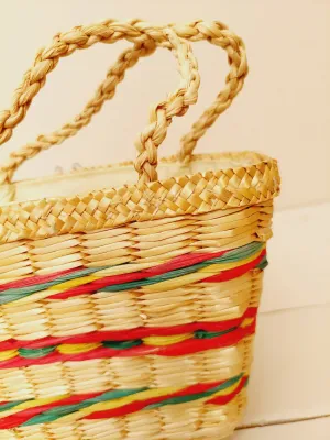 Rotan paasmandje met gekleurd lijnenpatroon, gevoerd