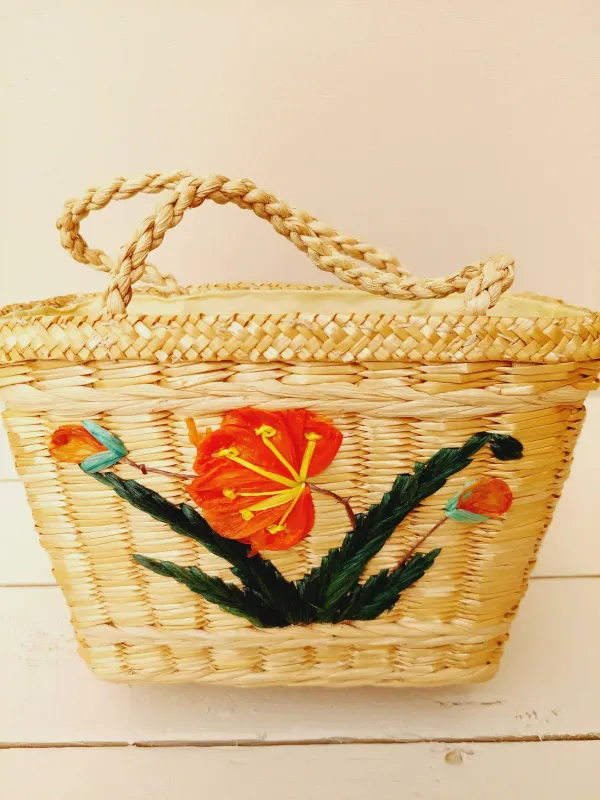Rotan paasmandje met raffia bloemen, gevoerd
