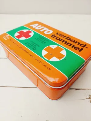 Vintage blik auto verbandtrommel, met inhoud