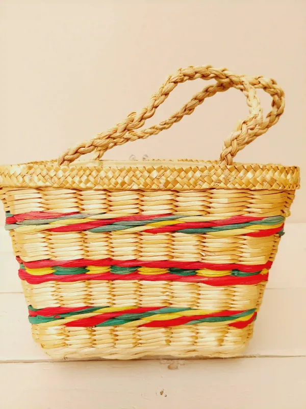 Rotan paasmandje met gekleurd lijnenpatroon, gevoerd