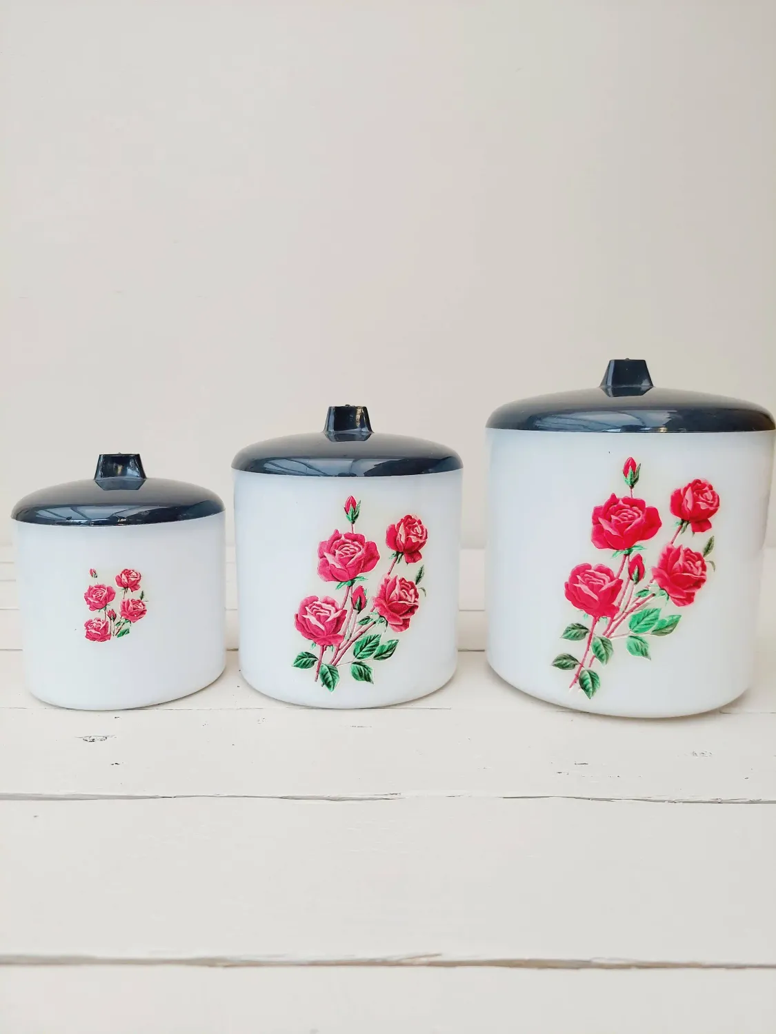 Vintage trio van opbergpotten in kunststof, rozen