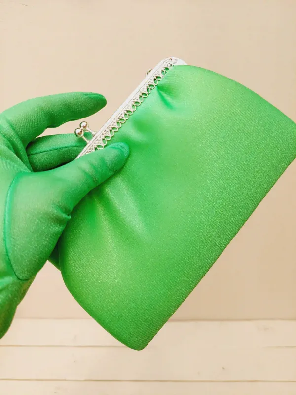 Vintage clutch in satijn met bijpassend handschoenen groen met zilveren sierlijke uitgewerkte sluiting