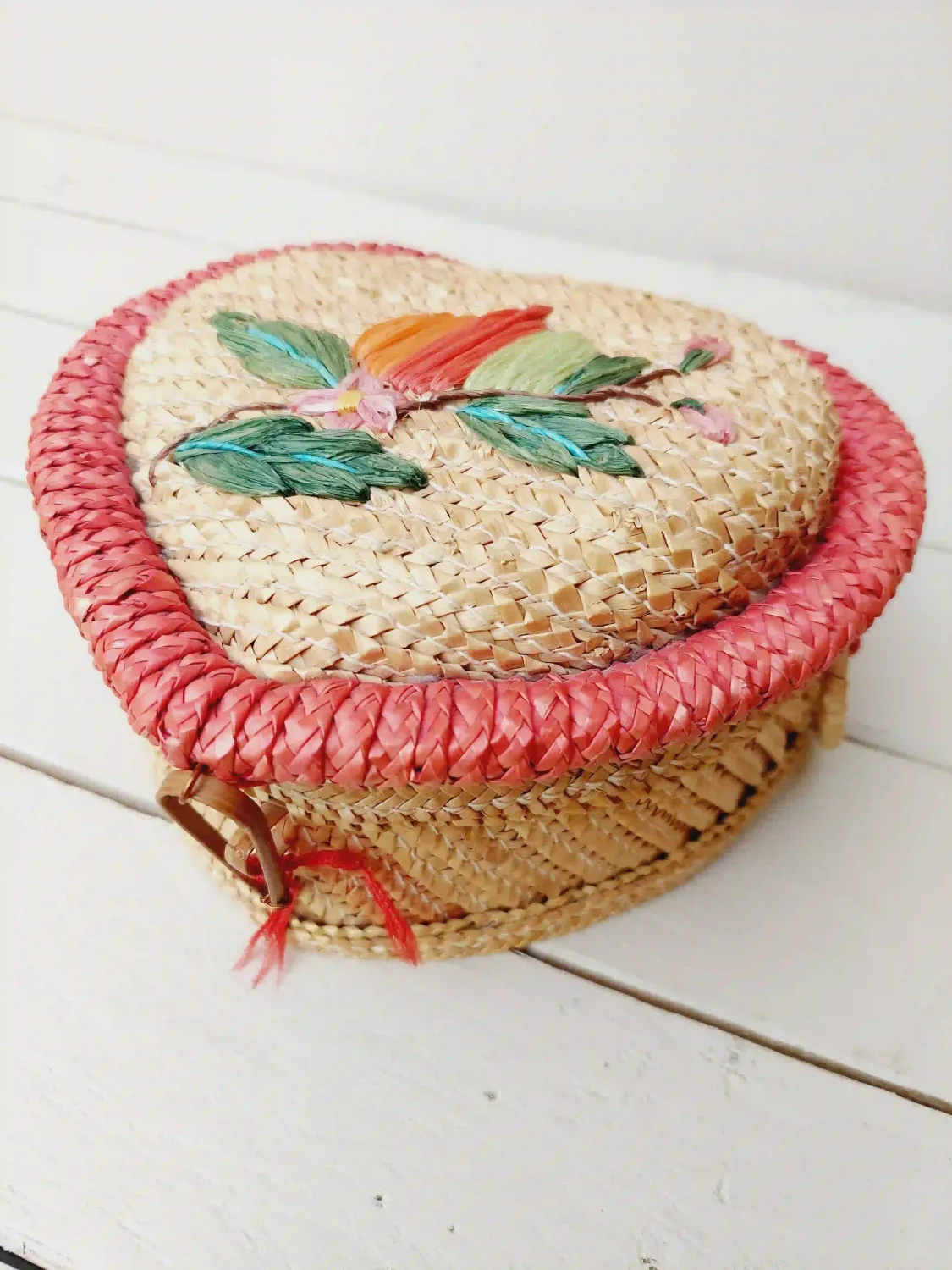 Hartvormig naaimandje in rood en lichtbruin riet met raffia bloemen