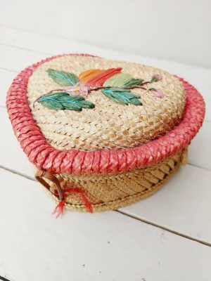 Hartvormig naaimandje in rood en lichtbruin riet met raffia bloemen