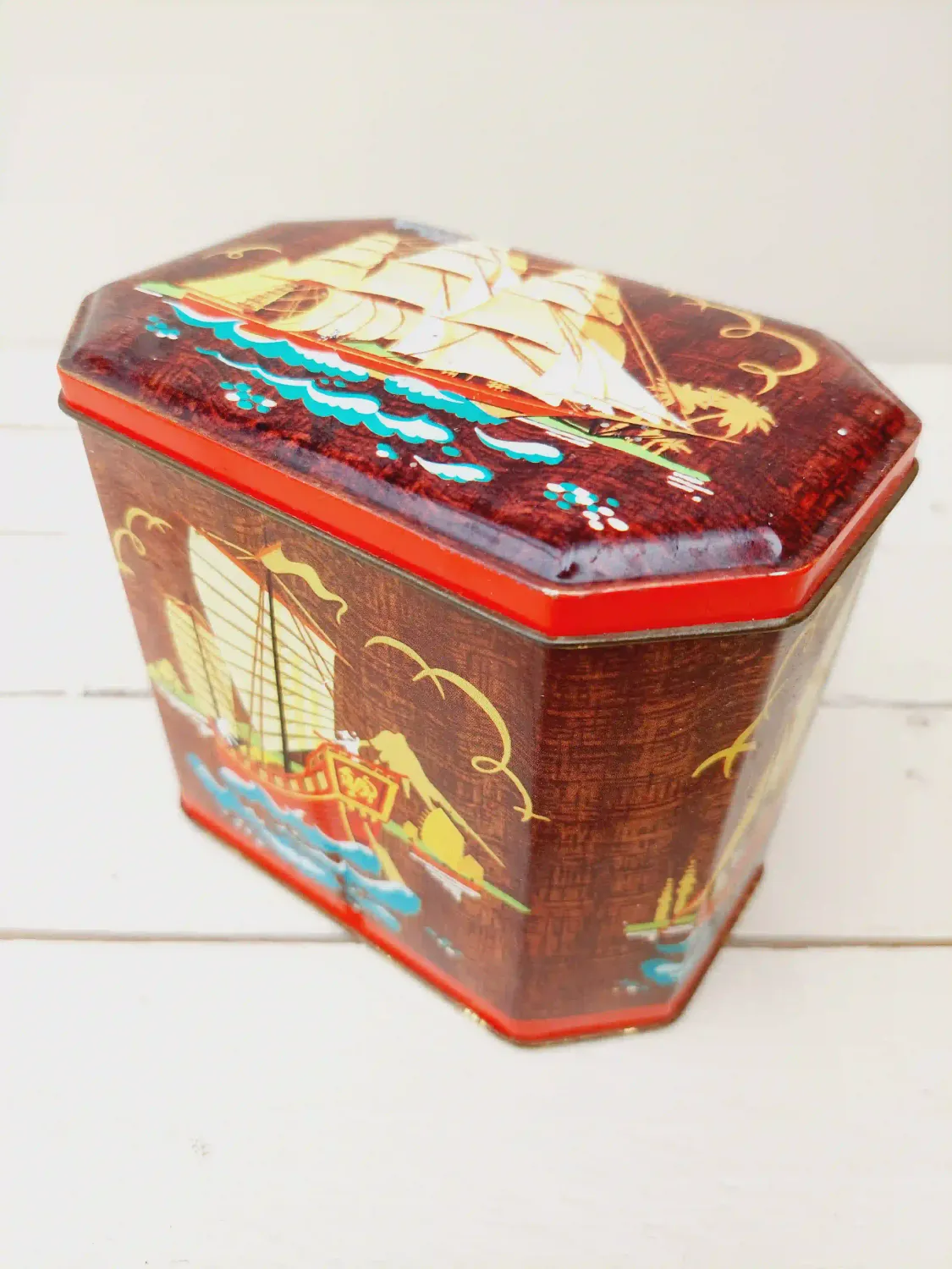 Vintage theeblik met zeilschip en Oosterse illustraties