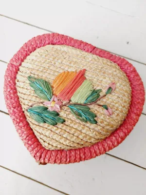 Hartvormig naaimandje in rood en lichtbruin riet met raffia bloemen