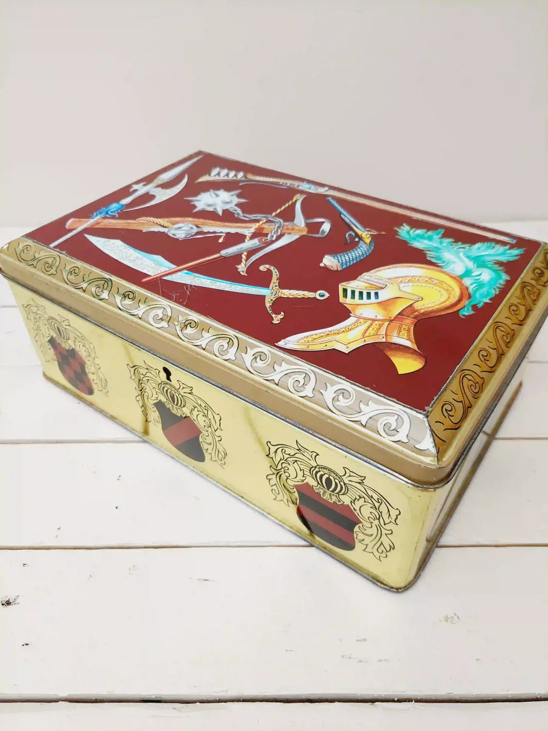 Vintage blik confiserie Demaret met Middeleeuwse wapenafbeeldingen