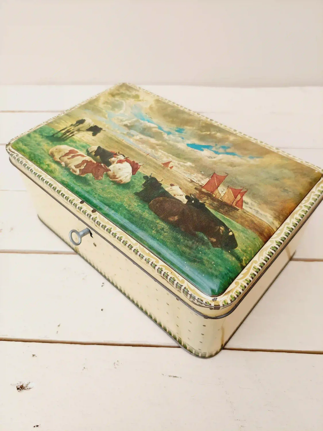 Vintage blik met zeelandschap, zeilschepen en koeien