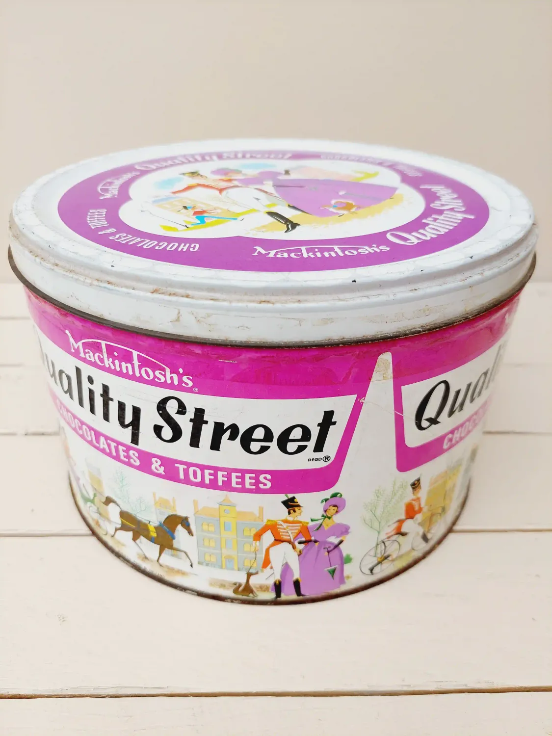 Vintage Mackintosh&#39;s Quality Street blik - paars en wit