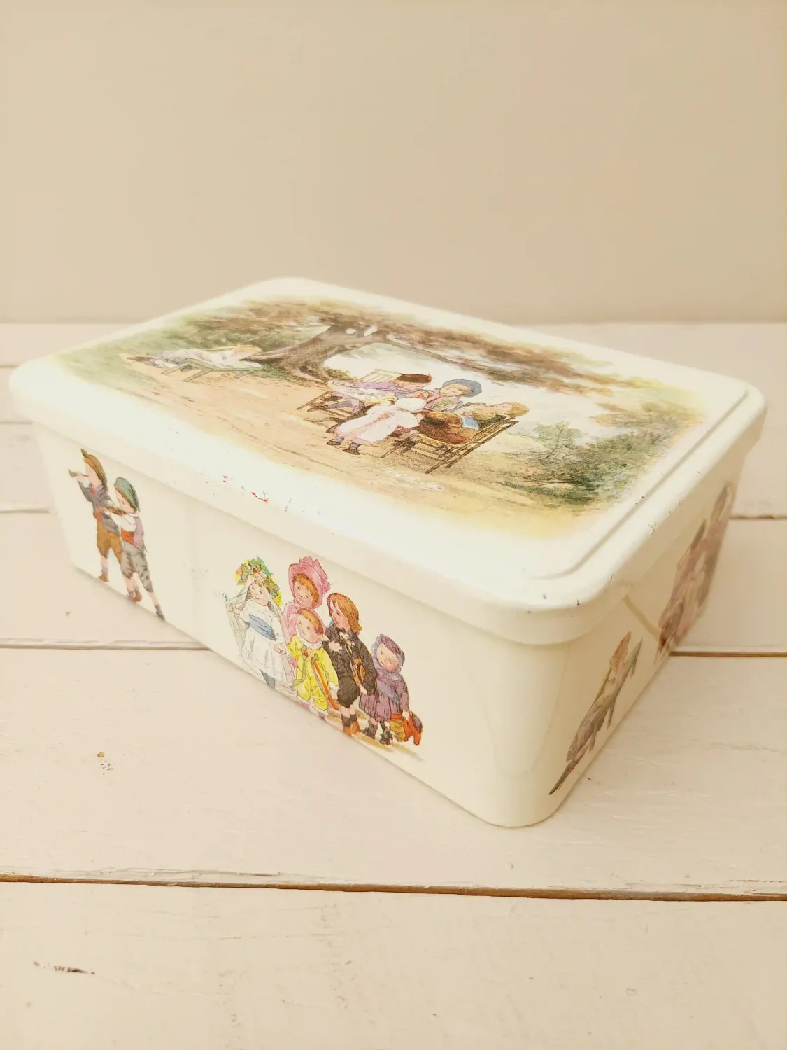 Vintage Massily blik met kinderen – Frans opbergblik met illustraties