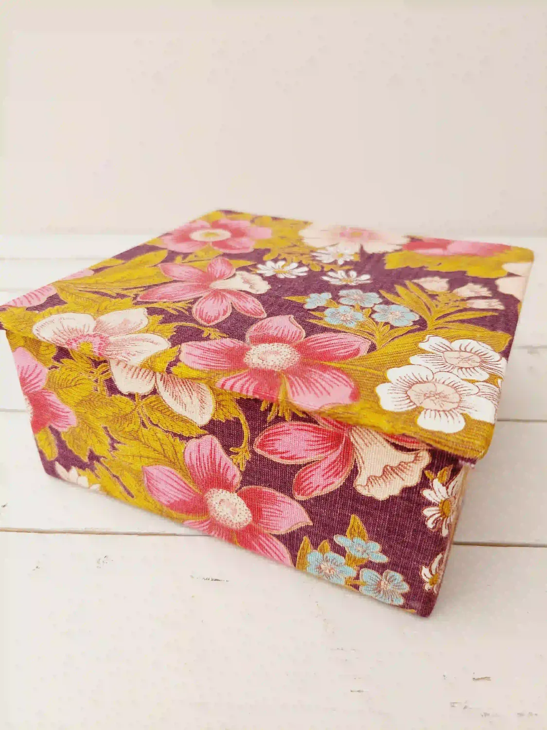 Vintage stoffen zakdoekendoos gebloemd – vierkante doos met roze bloemen en paarse achtergrond