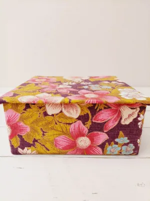 Vintage stoffen zakdoekendoos gebloemd – vierkante doos met roze bloemen en paarse achtergrond