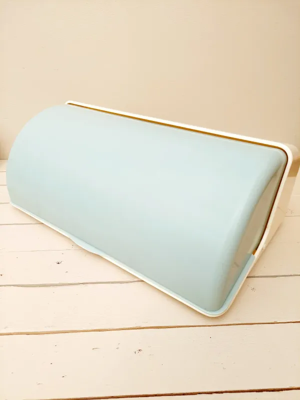 Vintage broodtrommel Curver - lichtblauw deksel en beige bak