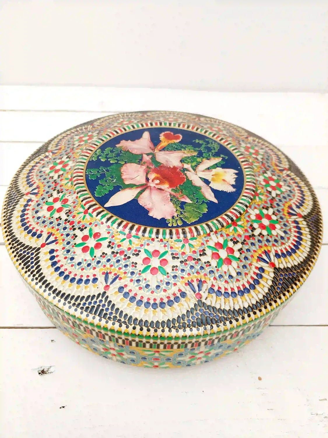 Vintage kralenblik - retro opbergblik met decoratief kralenmotief