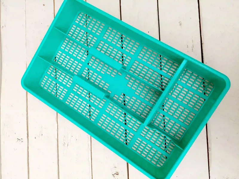 Retro bestekbak in groen kunststof – met gaatjes en vier vakken