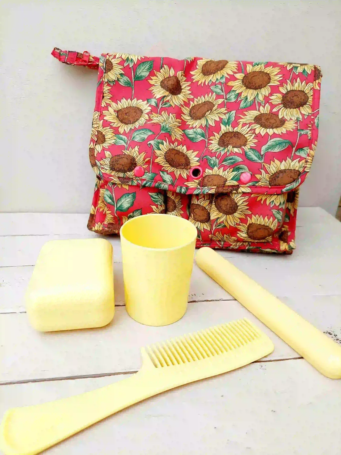 Vintage toilettas in stof met accessoires - beker, kam, tandenborstelhouder en zeepbakje