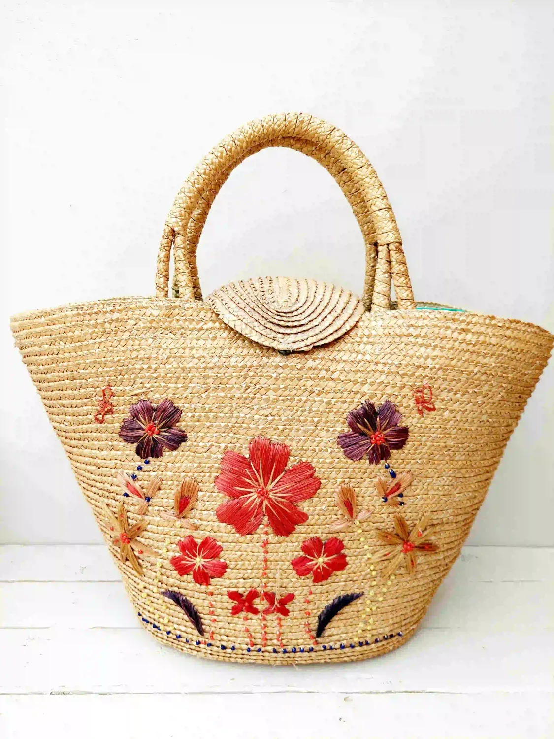 Vintage rieten shopper met geborduurde rode bloemen – grote boho strandtas