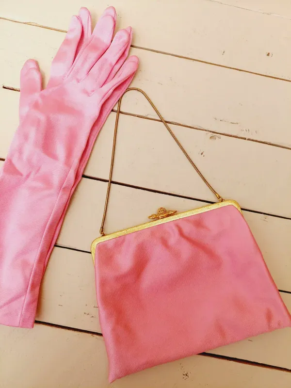 Vintage clutch in satijn met bijpassende handschoenen roze met gouden sierlijke uitgewerkte sluiting