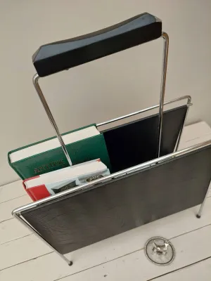 Vintage lectuurbak met zwart kunstleer en chromen frame – jaren 60 stijl