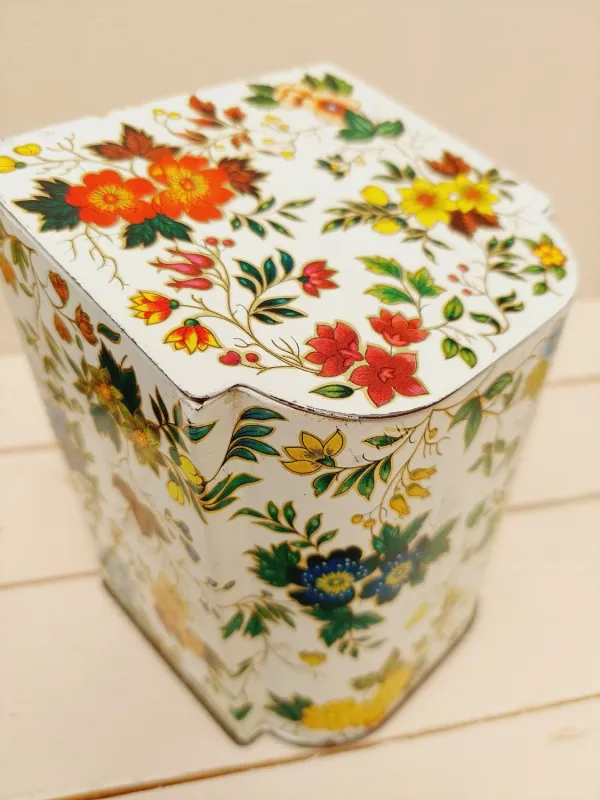 Vintage Engels blik met schuine bovenkant, beige met bloemendecoratie