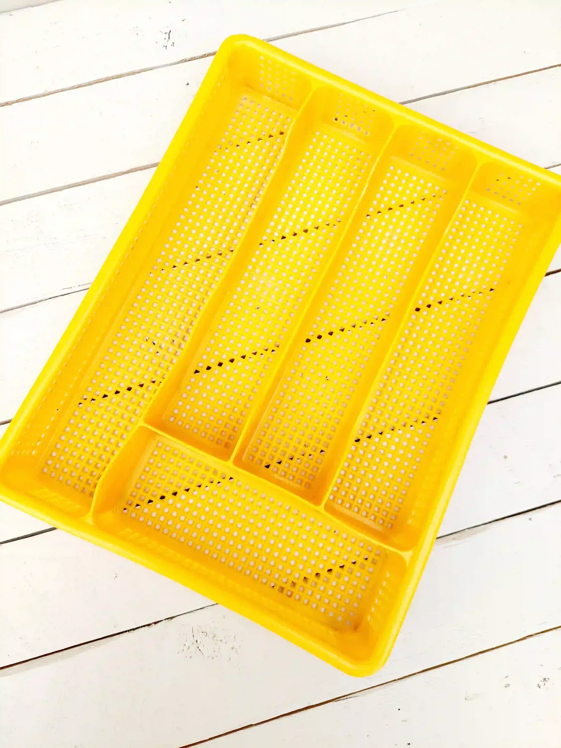 Retro bestekbak in oranjegeel kunststof – met gaatjes en vijf vakken