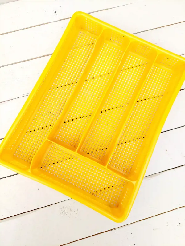 Retro bestekbak in oranjegeel kunststof – met gaatjes en vijf vakken