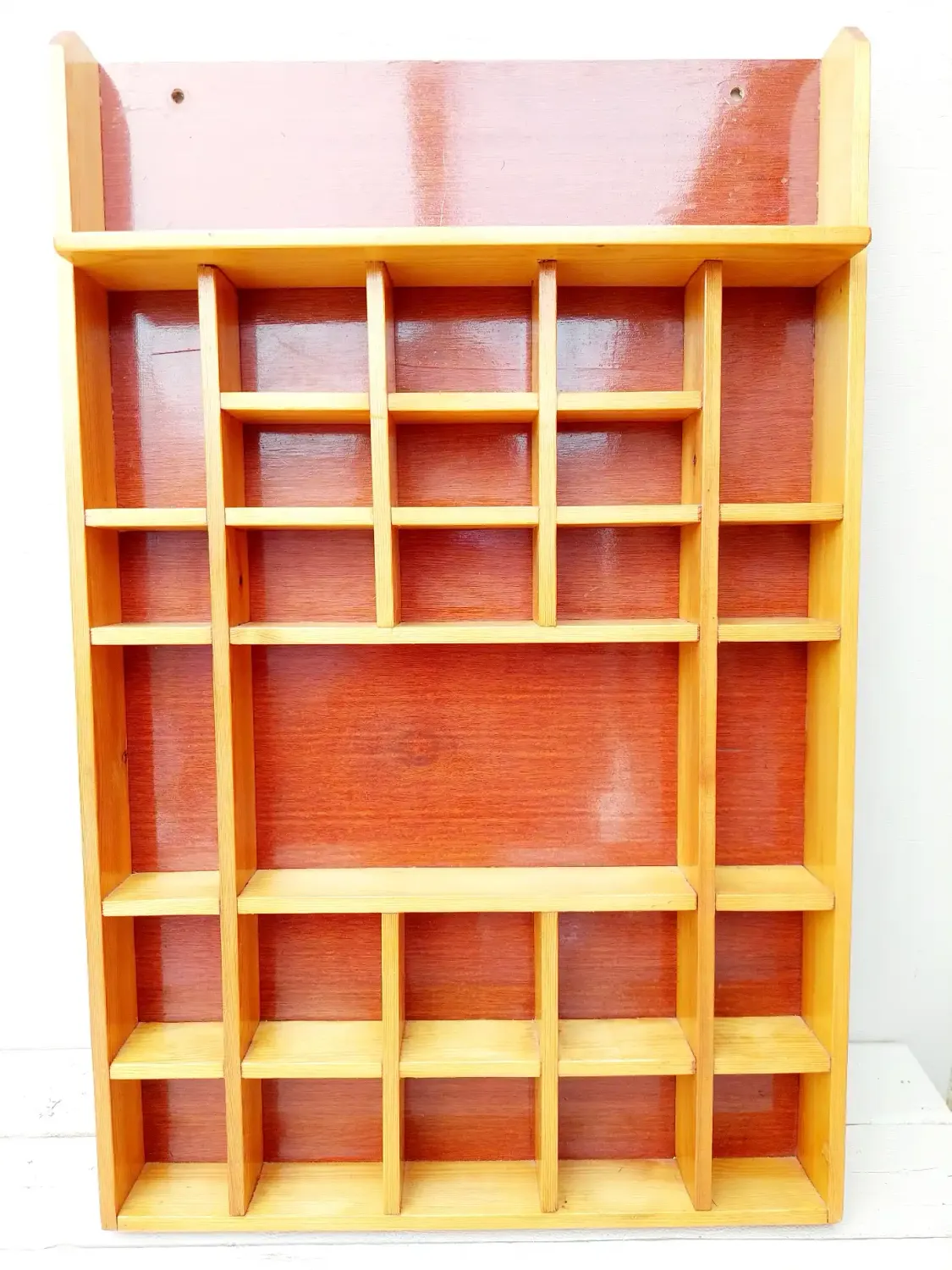 Vintage letterbak - glanzend hout - wandrek voor miniaturen en curiosa