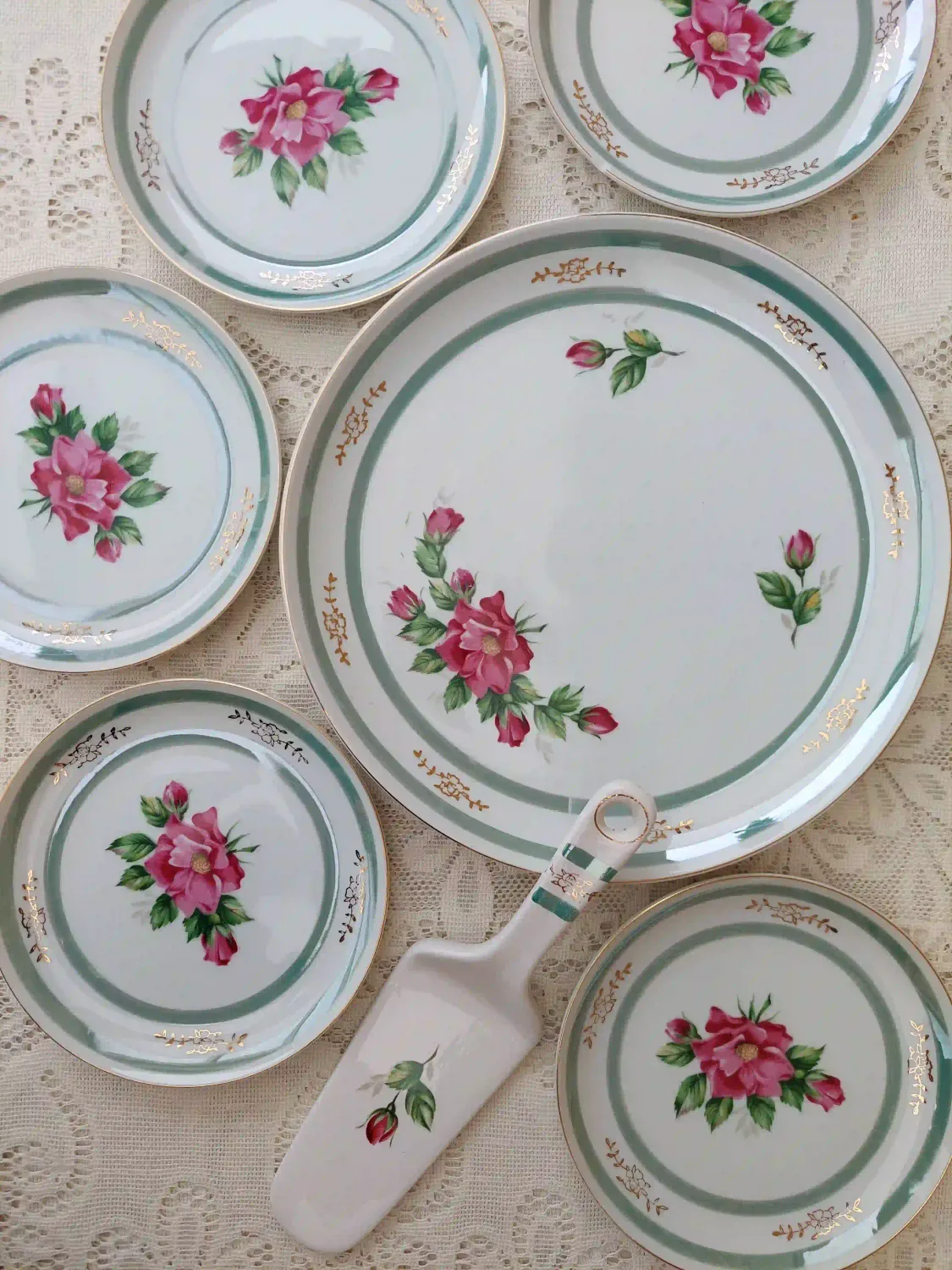Vintage gebaksset met porseleinen taartschep, wit porselein met rozen en groene decoratie