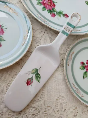 Vintage gebaksset met porseleinen taartschep, wit porselein met rozen en groene decoratie