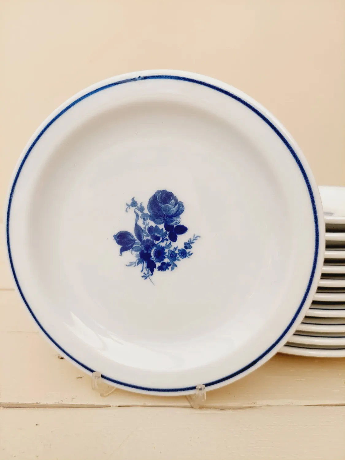 Vintage gebaksbord wit porselein met blauwe bloemen en rand, Mosa Maastricht, per stuk verkrijgbaar