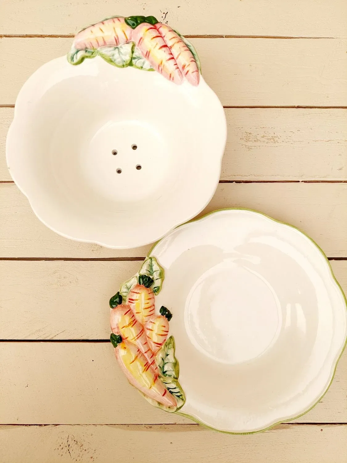 Vintage fruittest in beige keramiek – met wortelreliëf en handgeschilderde details