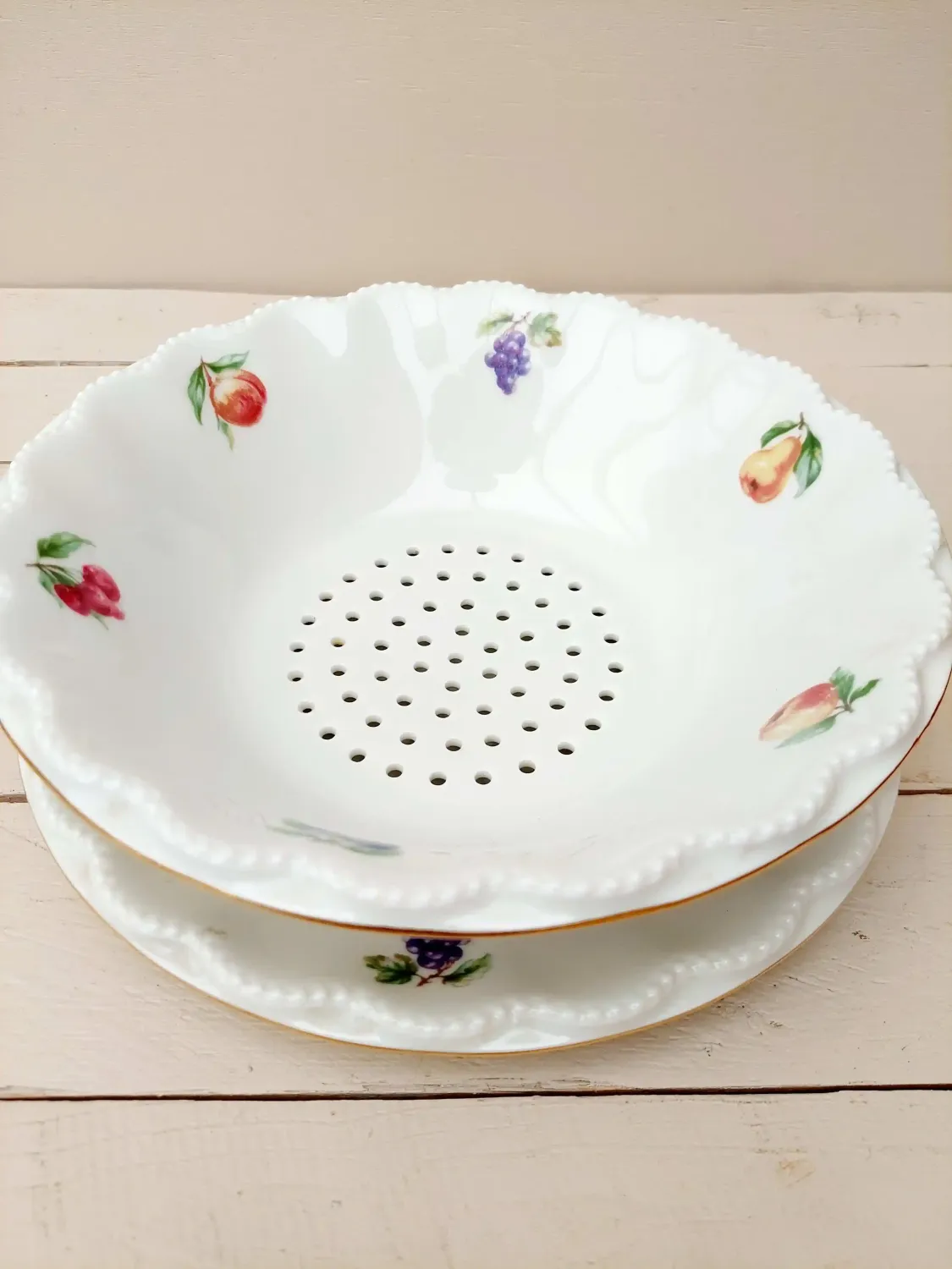 Vintage fruittest in wit porselein – met afbeeldingen van fruit, gouden rand en relëf in de rand