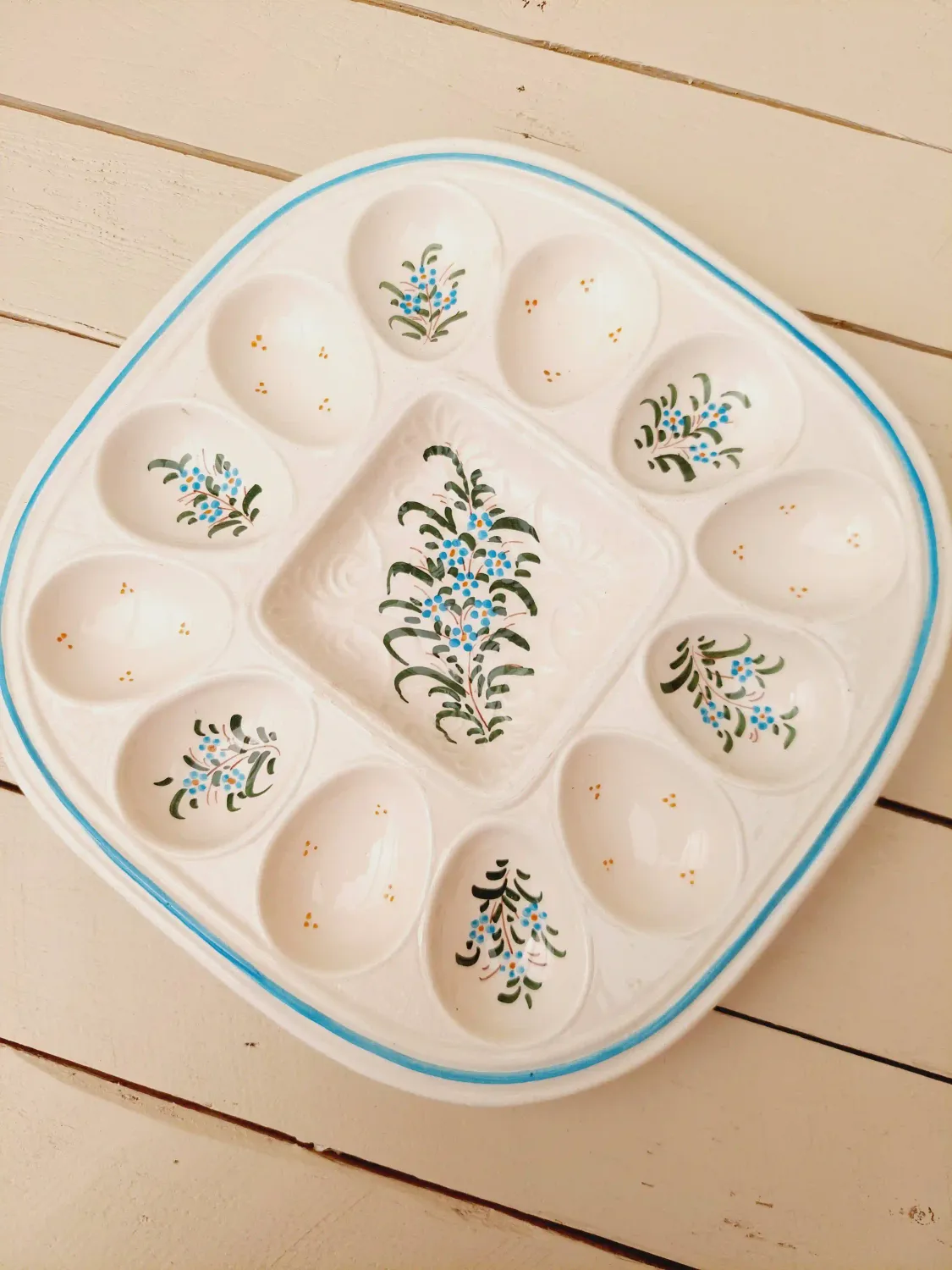 Vintage eierschotel voor 12 eieren, handbeschilderd