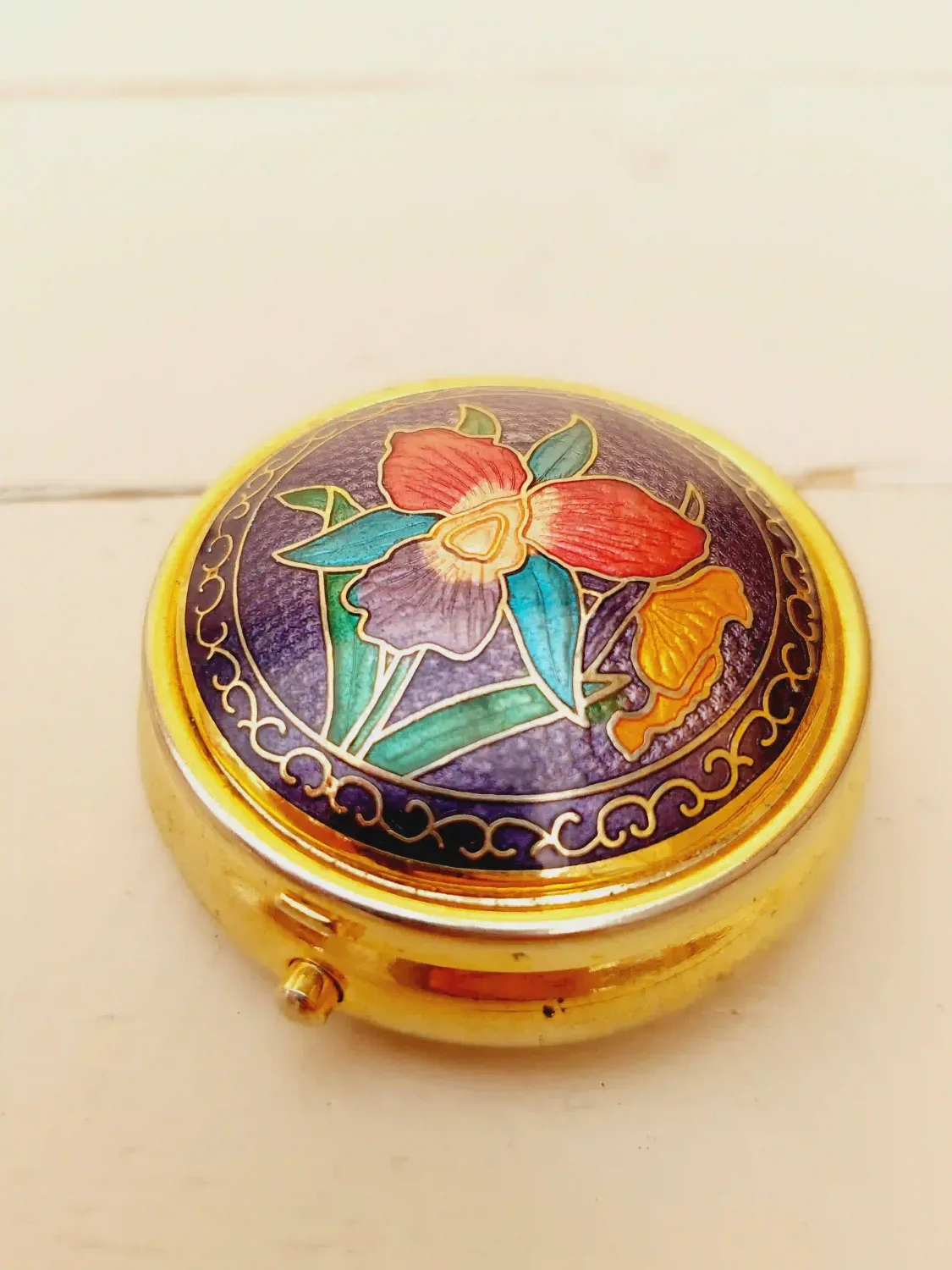 Vintage rond pillendoosje, cloisonné deksel met kleurrijke lotusbloem, goudkleurig doosje