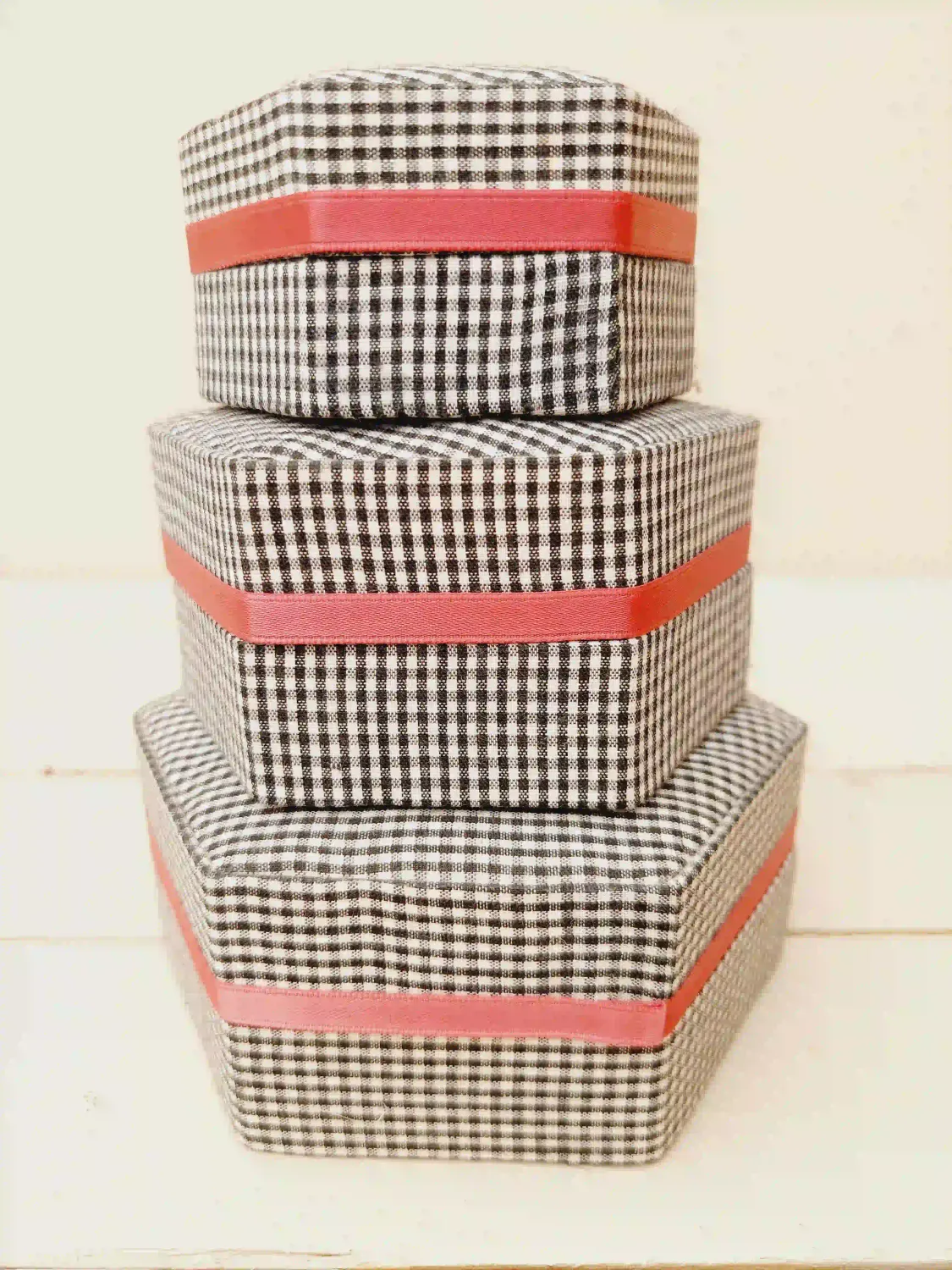 Zwart-witte doosjes in stof, vichy-ruitjes met roze lint, set van 3