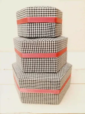 Zwart-witte doosjes in stof, vichy-ruitjes met roze lint, set van 3