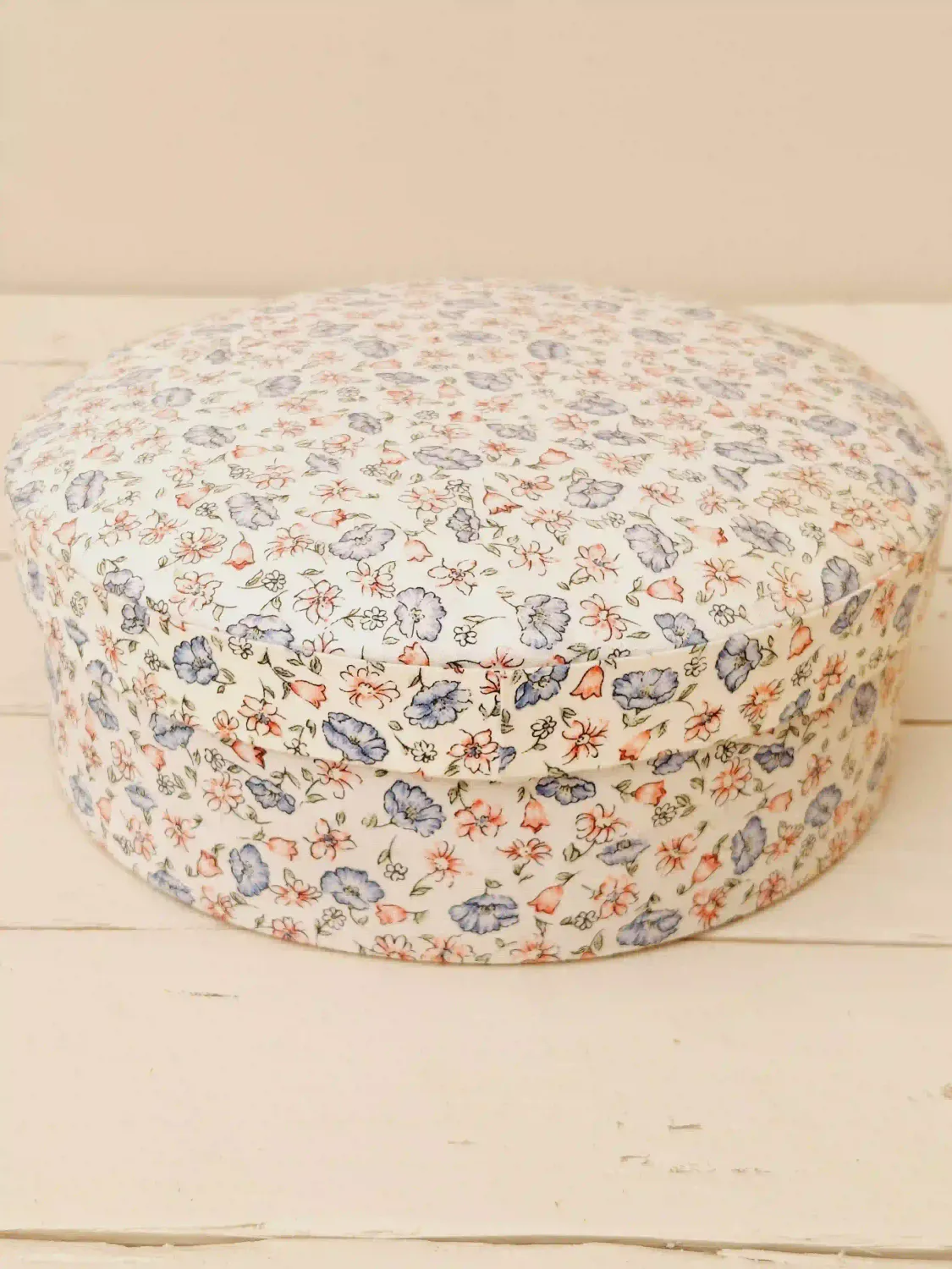 Vintage stoffen doos, rond met zachte bloemenprint
