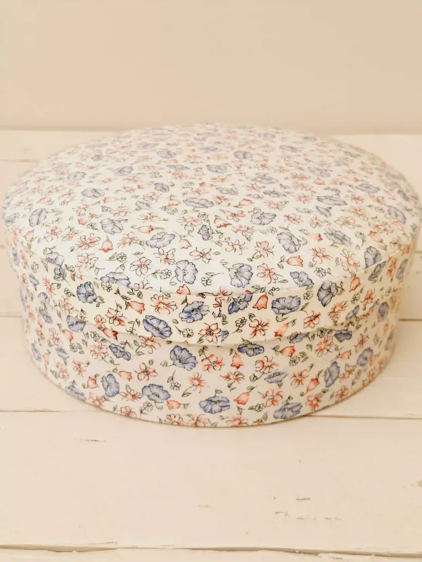 Vintage stoffen doos, rond met zachte bloemenprint
