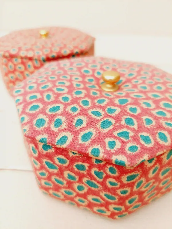 Vintage doosjes in stof, rood met groen, handgemaakt, set van 2