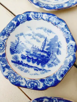 Vintage petit four bordjes blauw wit met een gouden rand - set van 6 - 10 ,5 cm - theetipjes