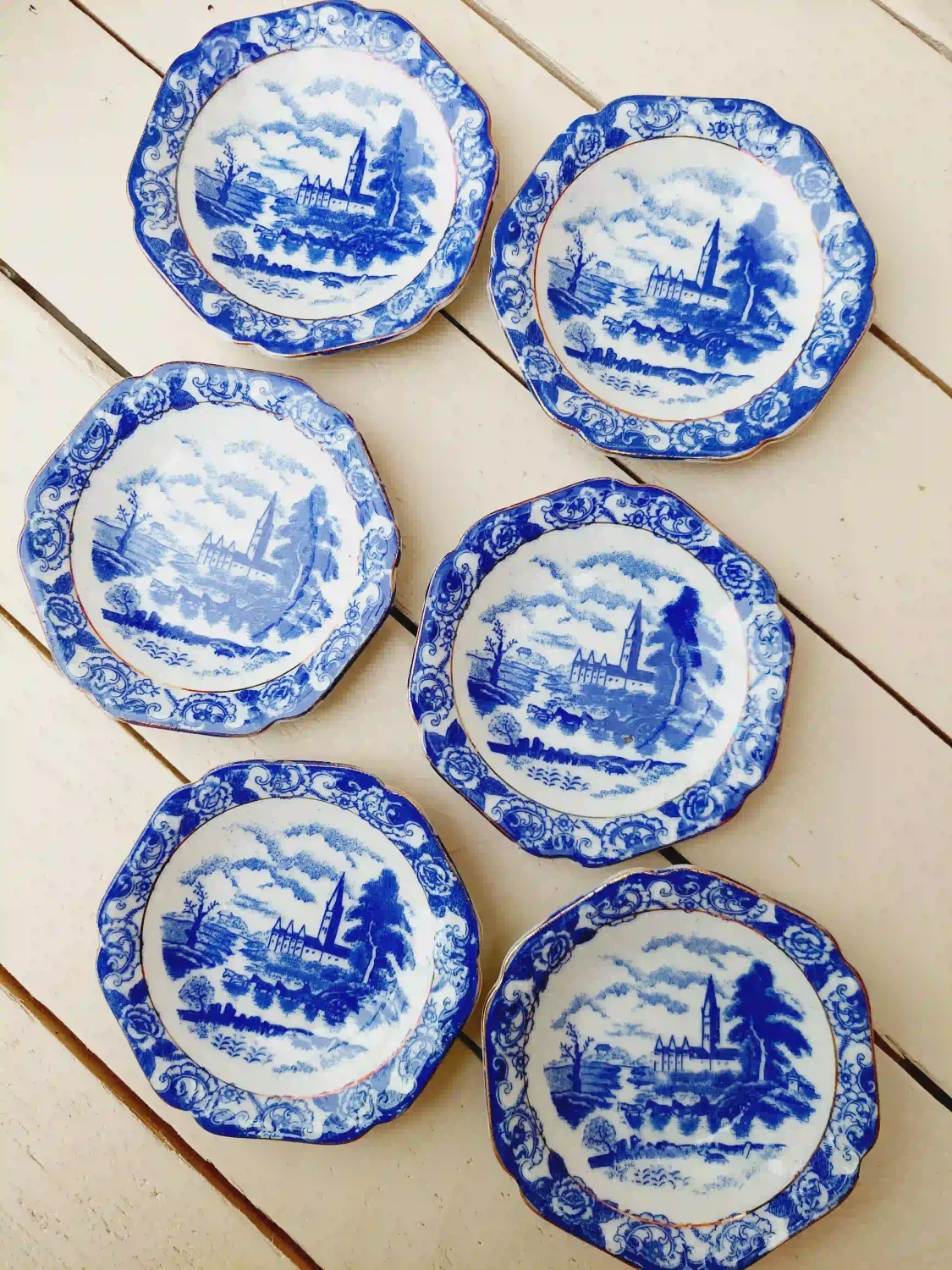 Vintage petit four bordjes blauw wit met een gouden rand - set van 6 - 10 ,5 cm - theetipjes