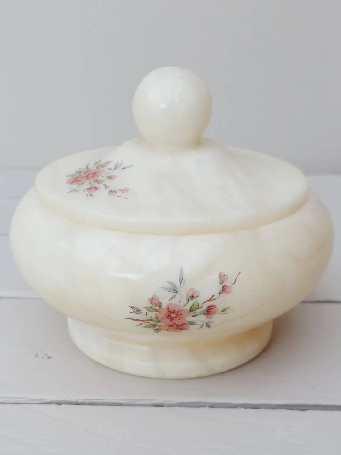 Vintage onyx dekselpot met fijne bloemendecoratie