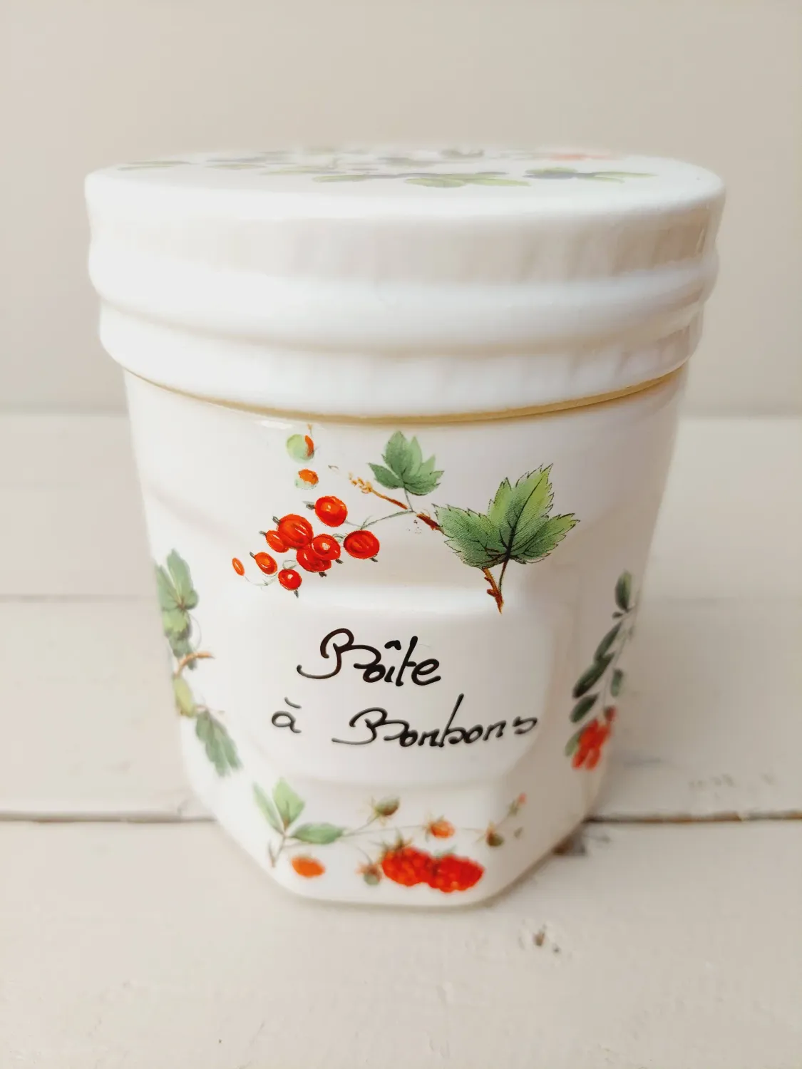Vintage snoeppot 'Boîte à Bonbons' in wit keramiek met bosvruchtendecoratie