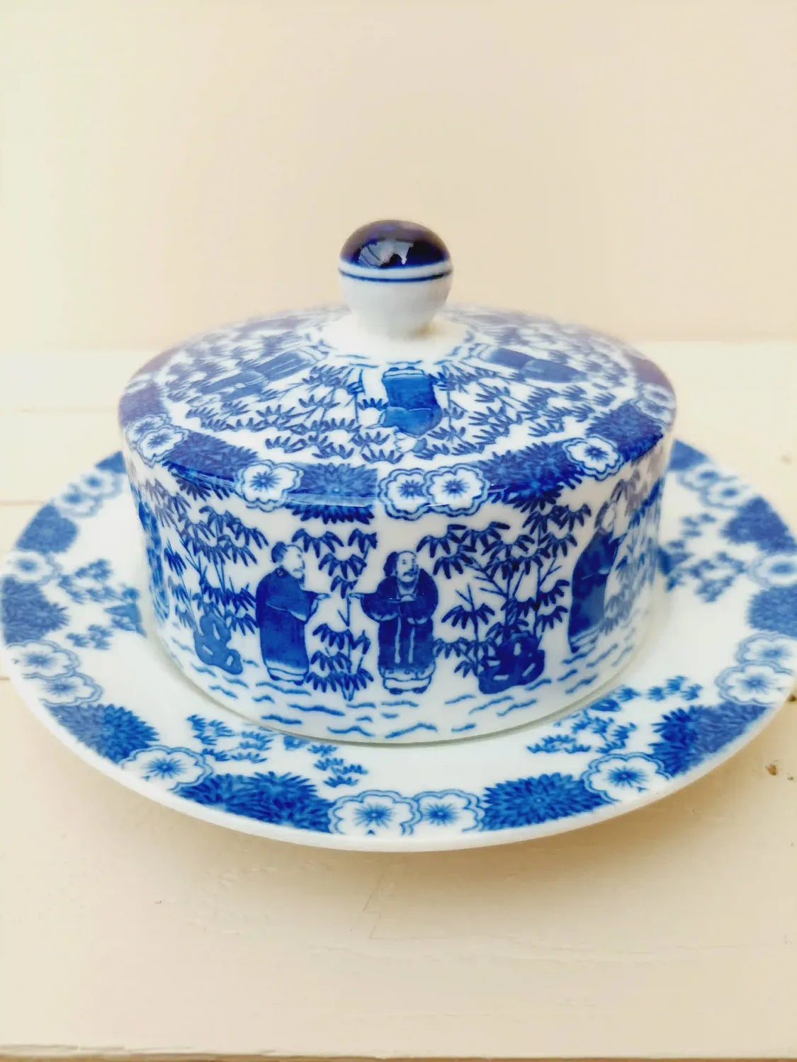 Botervloot in wit porselein met blauwe Chinese tekening