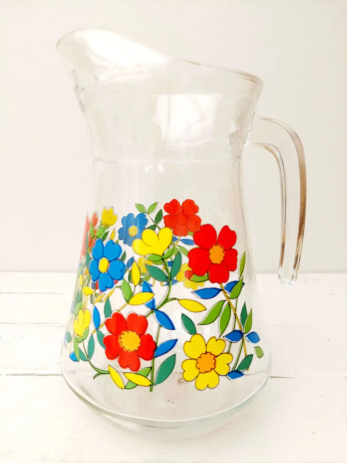 Vintage glazen schenkkan / karaf met kleurrijke bloemendecoratie - retro jaren 70 stijl - 1 liter