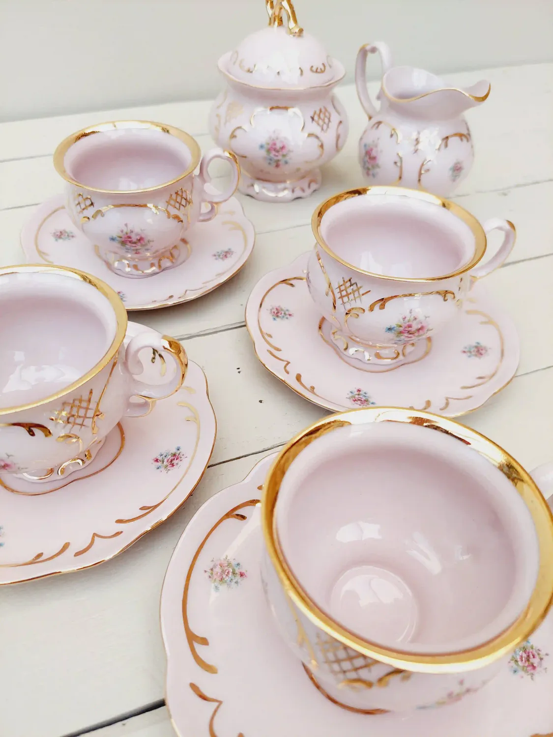 Servies Karlovy Vary voor 4 personen, roze porselein afgewerkt met 24 karaat goud en fijne bloemendecoratie