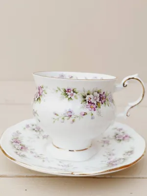 Kop met schotel Elizabethan &#39;Chantilly&#39;, met lila bloemetjes en gouden rand
