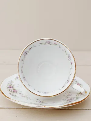 Kop met schotel Elizabethan 'Chantilly', met lila bloemetjes en gouden rand